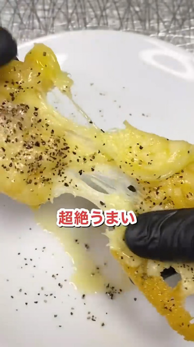 ワッフルメーカー チェダーチーズ まるごと 押し潰して 焼く