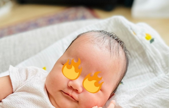 裏ピースをしている赤ちゃん