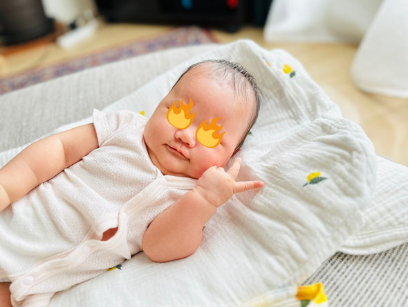 裏ピースをしている赤ちゃん