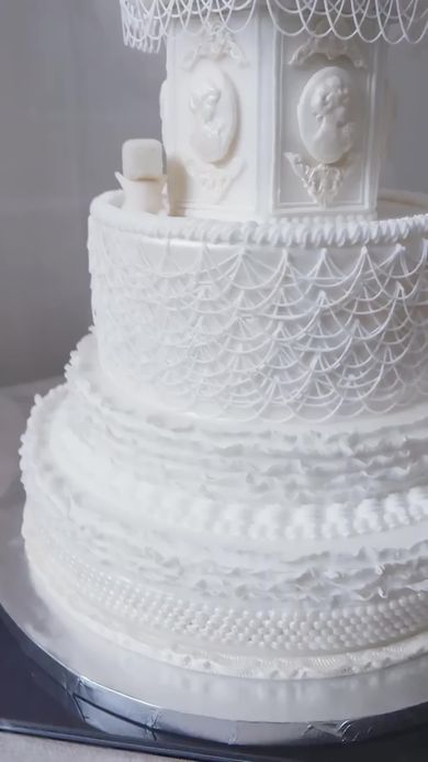 依頼者をドン引きさせるほど気合の入ったオーダーウエディングケーキのフリルとひも状の飾り