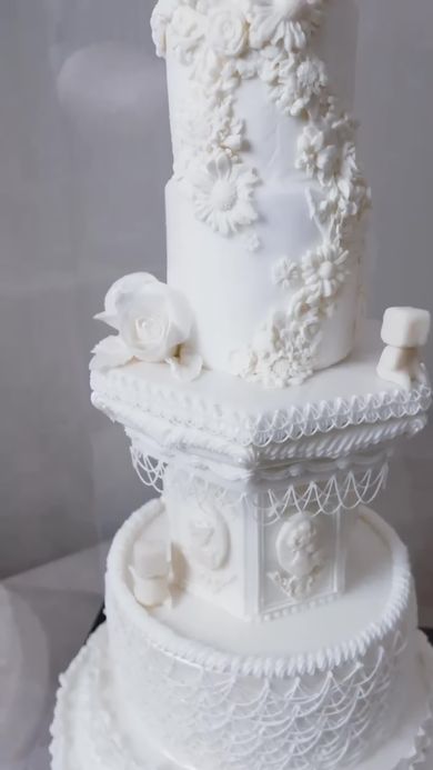 依頼者をドン引きさせるほど気合の入ったオーダーウエディングケーキの花飾りをあしらった柱