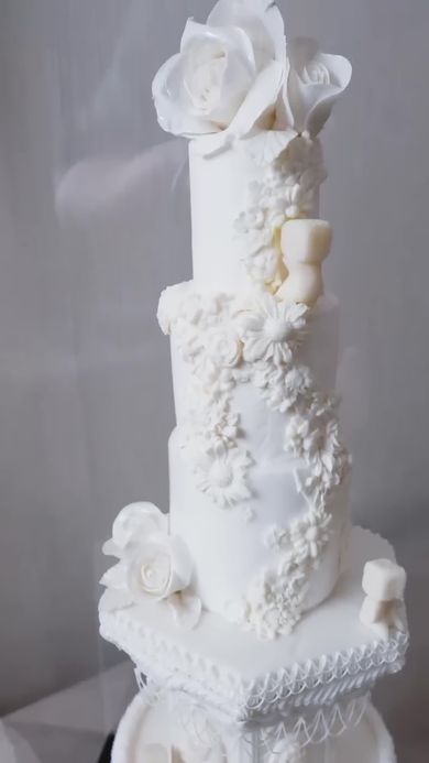 依頼者をドン引きさせるほど気合の入ったオーダーウエディングケーキのバラ飾り