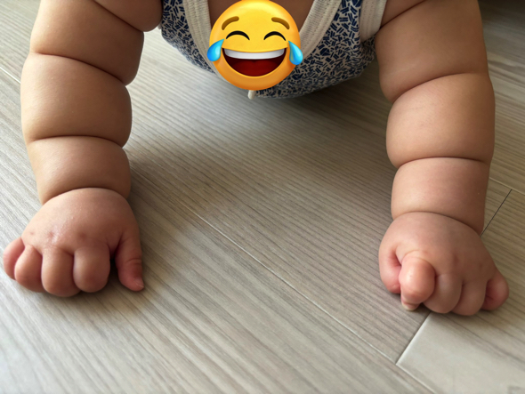 合計6つのちぎりパンを持つ赤ちゃん