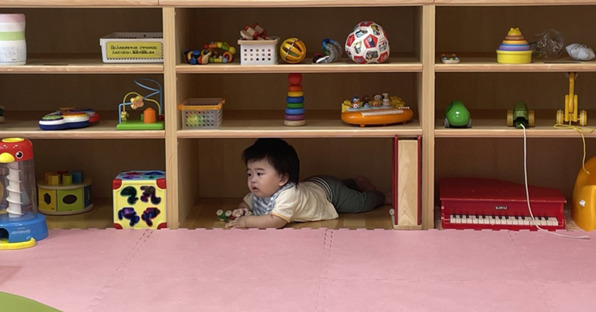 「コラ画像みたい」　赤ちゃんが発見した“お気に入りスポット” とは……　 あまりにジャストフィットな姿に反響「収納されてる」「車庫入れ上手」（1/3） | 教育・子育て ねとらぼ