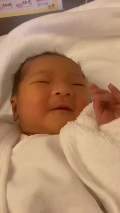 自分で自分の顔を引っかいてびっくりしてしまう人間初心者な赤ちゃん