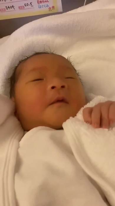 自分で自分の顔を引っかいてびっくりしてしまう人間初心者な赤ちゃん