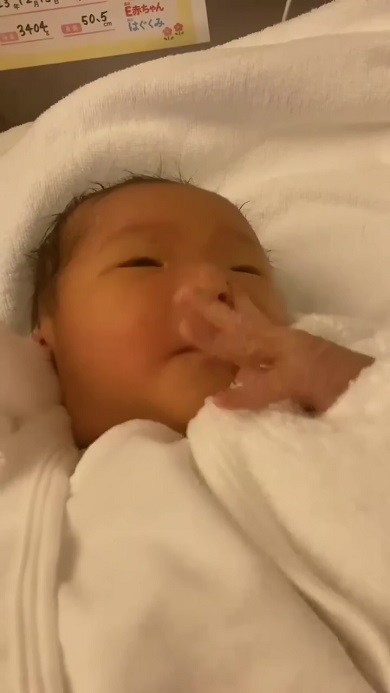 自分で自分の顔を引っかいてびっくりしてしまう人間初心者な赤ちゃん