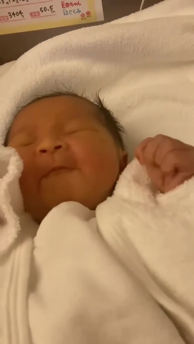 自分で自分の顔を引っかいてびっくりしてしまう人間初心者な赤ちゃん