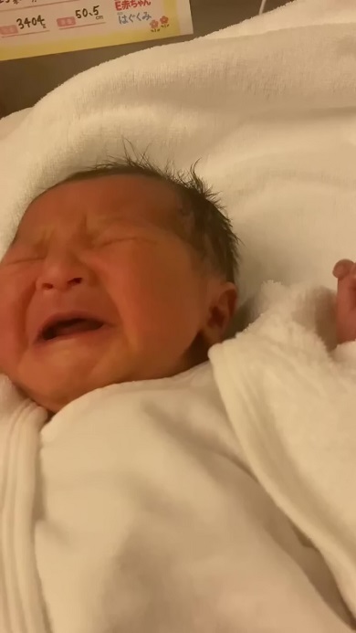 自分で自分の顔を引っかいてびっくりしてしまう人間初心者な赤ちゃん