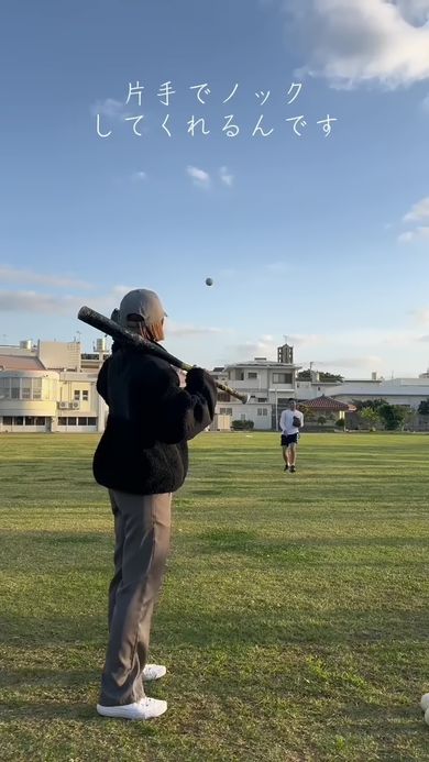 運動神経抜群でバットを振るう妻