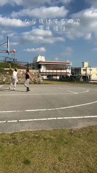 運動神経抜群でバスケットボールをゴールに投げ入れる妻