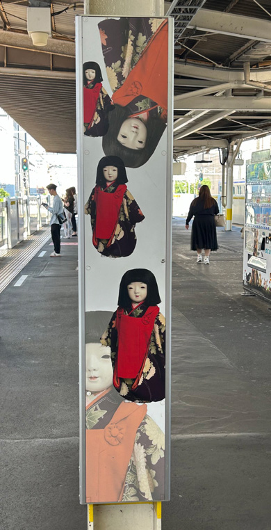 錦糸町駅 ホーム 怖い 広告 市松人形