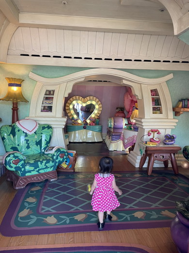 ディズニーランドを楽しむ女の子の写真