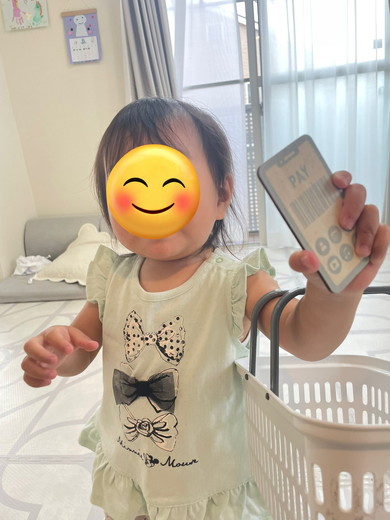 こちらを向いている女の子の写真