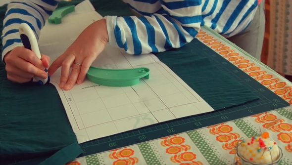 型紙に合わせて古着をカットします