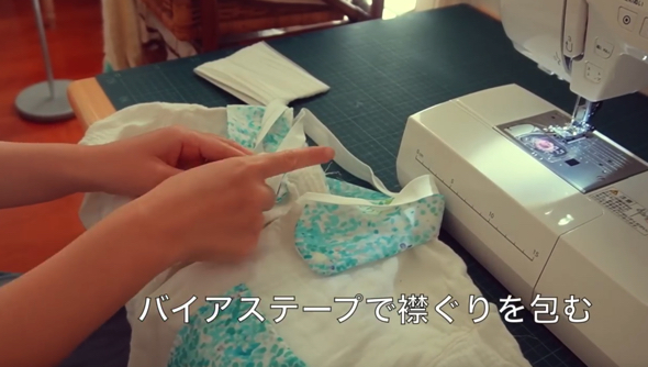 はぎれとバイアステープを使い襟を作成
