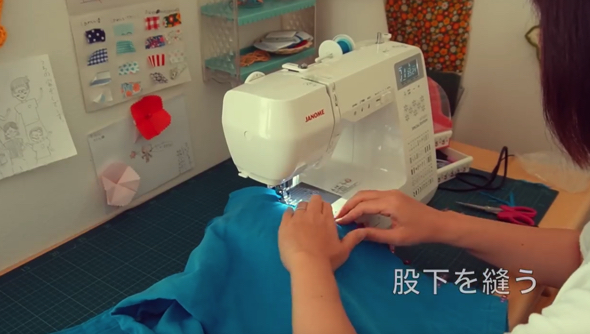水色のパンツを縫います