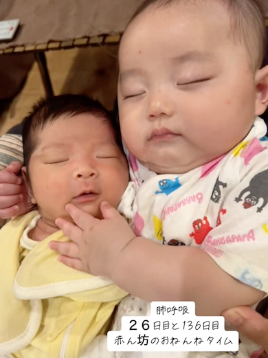 るーちゃんを寝かし付けるりーちゃん