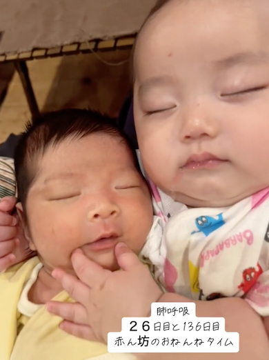 るーちゃんを寝かし付けるりーちゃん