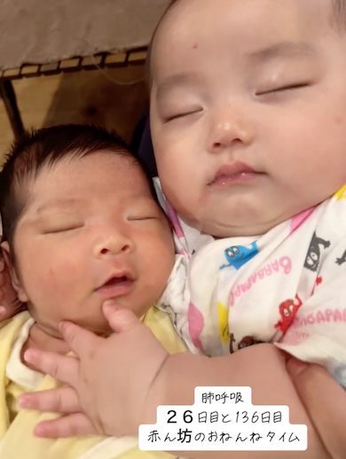 るーちゃんを寝かし付けるりーちゃん