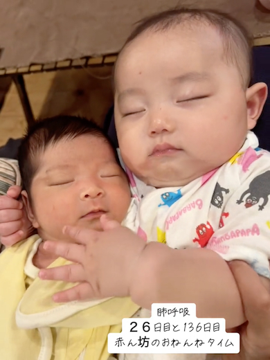 るーちゃんを寝かし付けるりーちゃん