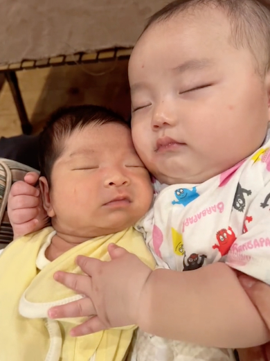 るーちゃんを寝かし付けるりーちゃん
