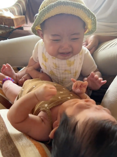 るーちゃんにつられて泣き出すりーちゃん