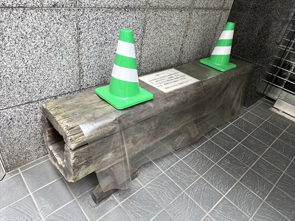 ベンチにしか見えない江戸時代の水道管