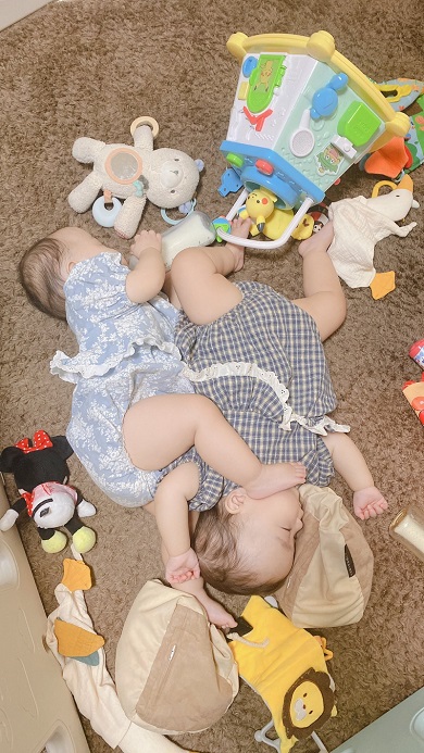 気付いたらくっついて寝ている双子