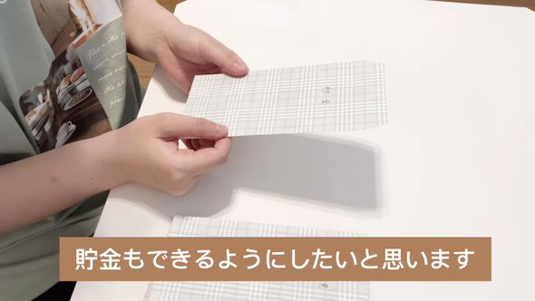 貯金に向けて減らせる予算がないか考えるパートタイマーの女性