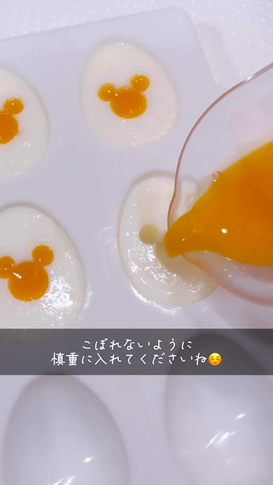 型に黄身を流し込むところ