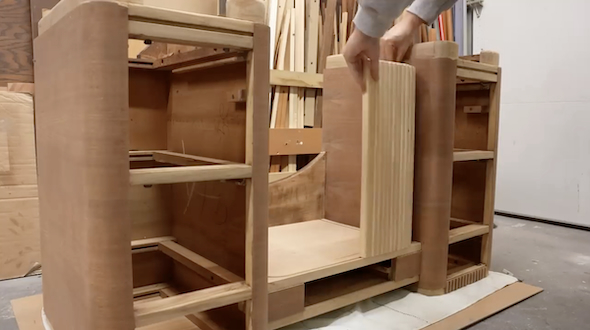 収納スペースにドアを取り付け