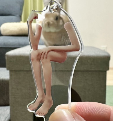 手足のみのアクリルキーホルダーとウサギさん