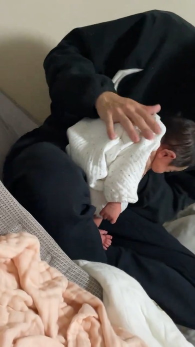 ゲップのためトントンされる赤ちゃん