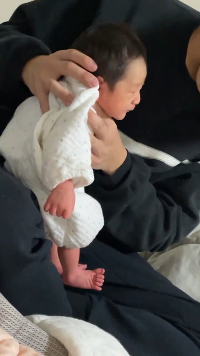 ゲップのためトントンされる赤ちゃん