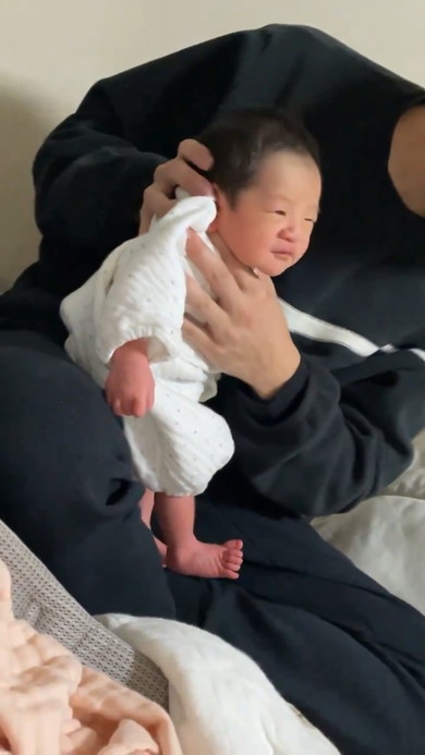 ゲップのためトントンされる赤ちゃん