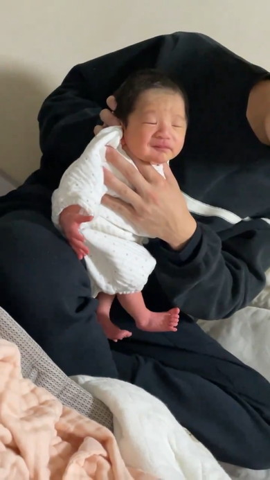 ゲップのためトントンされる赤ちゃん