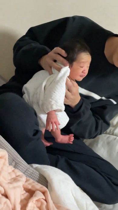 ゲップのためトントンされる赤ちゃん