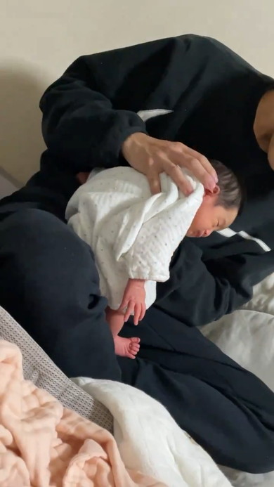 ゲップのためトントンされる赤ちゃん