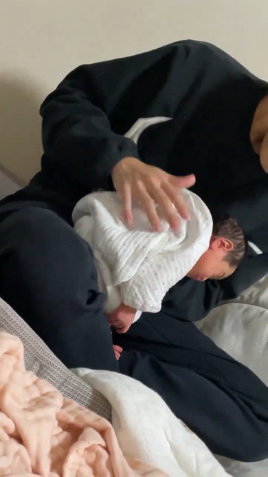 ゲップのためトントンされる赤ちゃん