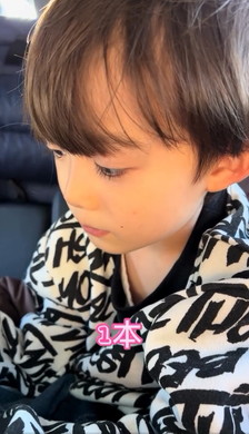 当たりについて話す男の子