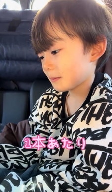 当たりについて話す男の子