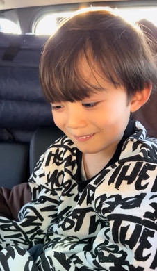 当たりについて話す男の子