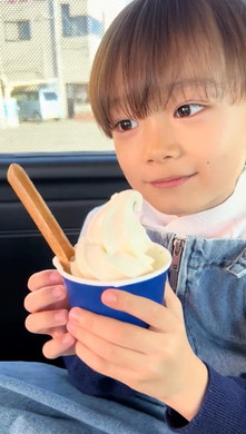 アイスに喜ぶ男の子