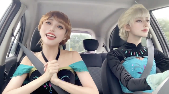 熱唱するアナと運転するエルサ