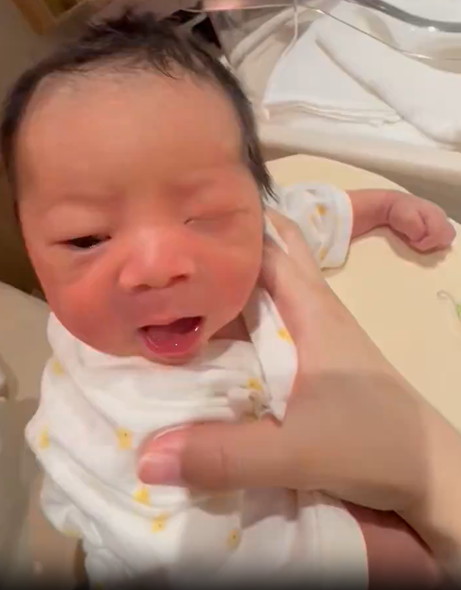 新生児のくしゃみ