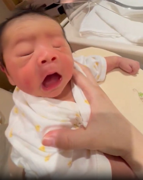 新生児のくしゃみ