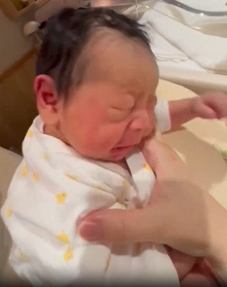 新生児のくしゃみ