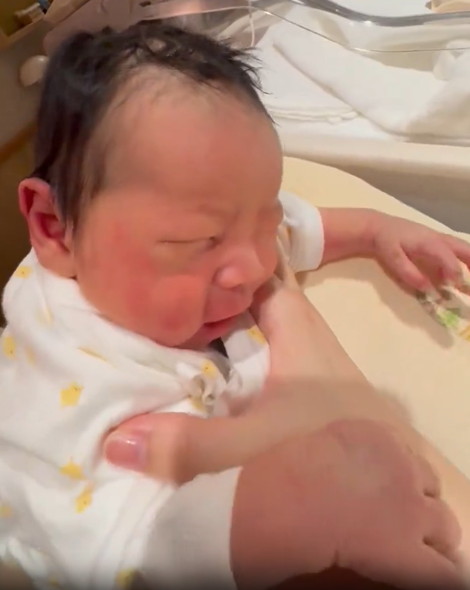 新生児のくしゃみ