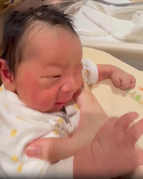 新生児のくしゃみ